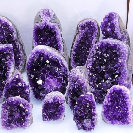 Natürlicher Amethyst-Edelstein in Originalform geschnitten – erhältlich in drei Qualitätsstufen - Unique Outlet