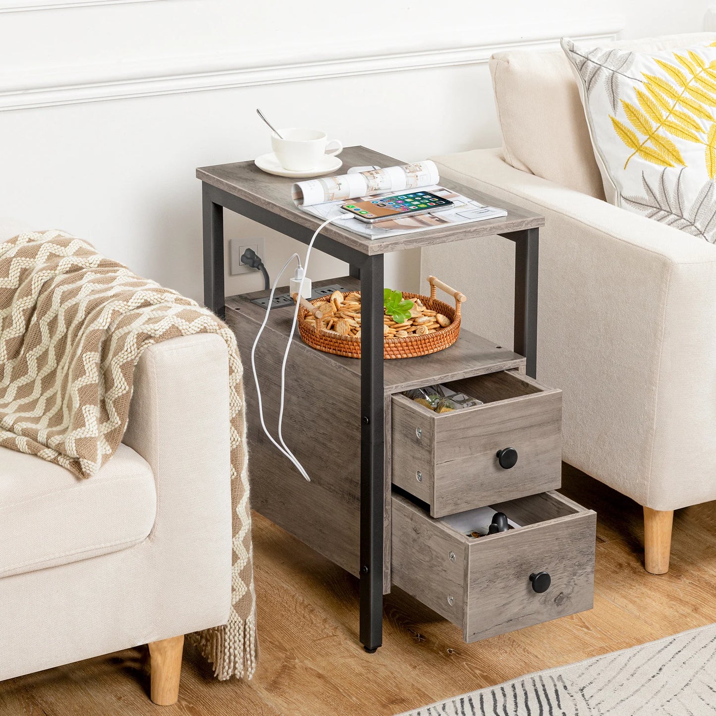Schmaler Beistelltisch mit Ladestation, 2 Schubladen, USB-Port und Steckdosen, Nachtisch für kleine Räume im Amerikanischen Landhausstil - Unique Outlet
