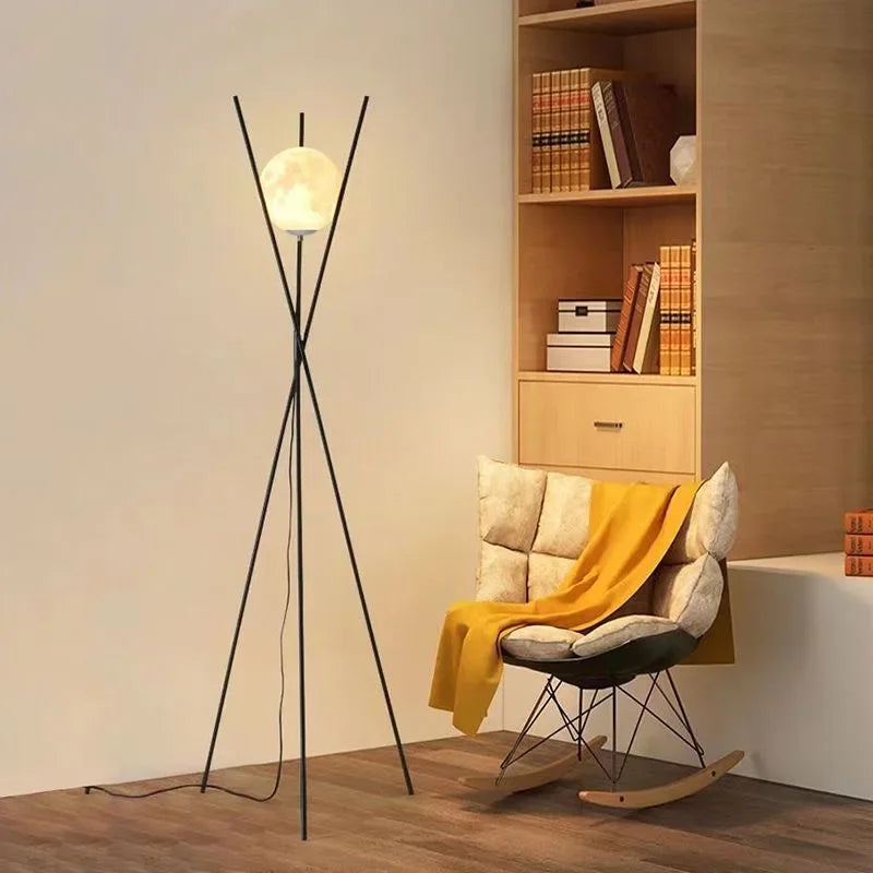 Minimalistische Dreibein-Metall-Stehlampe mit Mond-Acrylkugel für Wohnzimmer, Arbeitszimmer und Schlafzimmerbeleuchtung - Unique Outlet