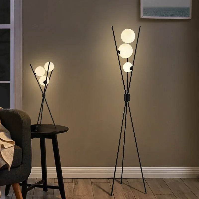 Minimalistische Dreibein-Metall-Stehlampe mit Mond-Acrylkugel für Wohnzimmer, Arbeitszimmer und Schlafzimmerbeleuchtung - Unique Outlet