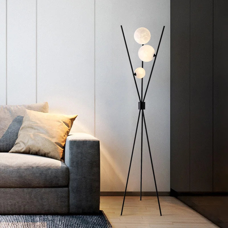 Minimalistische Dreibein-Metall-Stehlampe mit Mond-Acrylkugel für Wohnzimmer, Arbeitszimmer und Schlafzimmerbeleuchtung - Unique Outlet