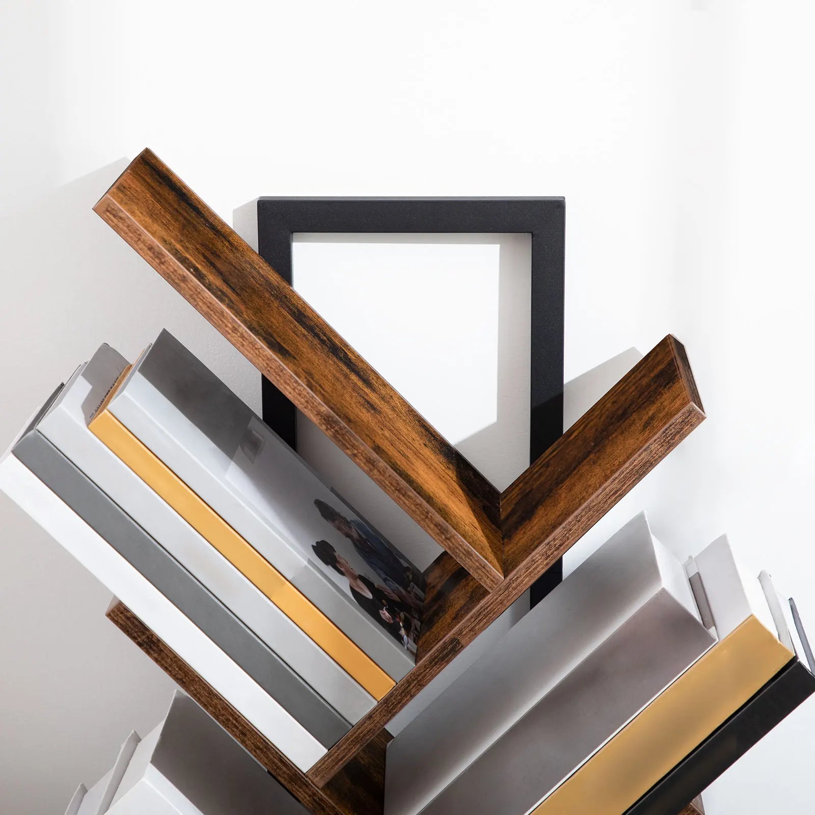 Baumförmiges Bücherregal, 9-Etagen Standregal, hohe Bücherablage aus Holz für CDs und Alben für Heimbüro - Unique Outlet