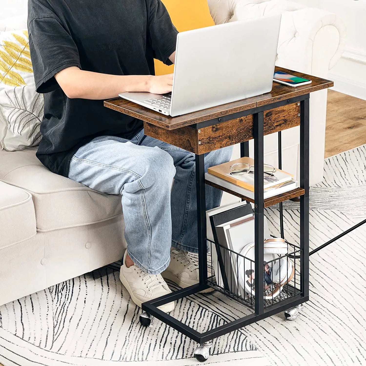Seitentisch mit Ladestation, C-förmiger Sofatisch auf Rädern, Kaffeetisch mit Ablage, USB-Ports und Steckdosen für das Schlafzimmer im Retro-Stil - Unique Outlet