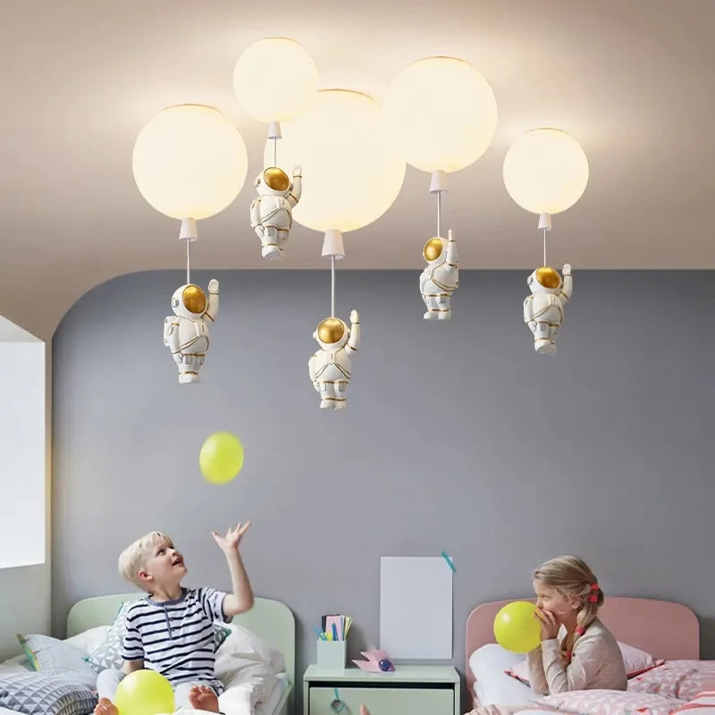 Moderne LED-Astronaut-Ballon-Pendelleuchten – Kreative Kinderzimmer-Dekoration mit Glasball-Hängelampen - Unique Outlet
