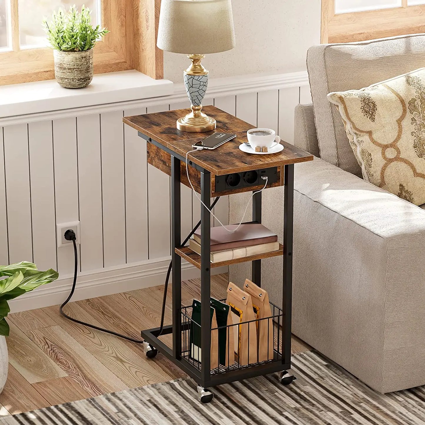Seitentisch mit Ladestation, C-förmiger Sofatisch auf Rädern, Kaffeetisch mit Ablage, USB-Ports und Steckdosen für das Schlafzimmer im Retro-Stil - Unique Outlet
