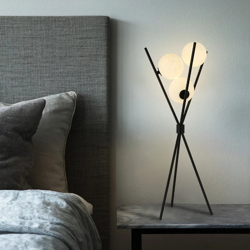 Minimalistische Dreibein-Metall-Stehlampe mit Mond-Acrylkugel für Wohnzimmer, Arbeitszimmer und Schlafzimmerbeleuchtung - Unique Outlet