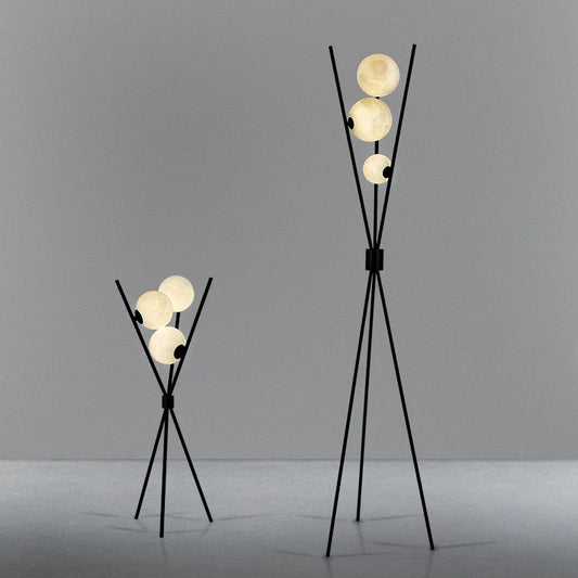 Minimalistische Dreibein-Metall-Stehlampe mit Mond-Acrylkugel für Wohnzimmer, Arbeitszimmer und Schlafzimmerbeleuchtung - Unique Outlet