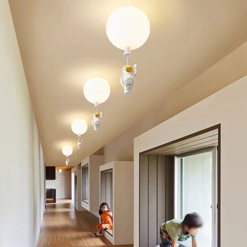 Moderne LED-Astronaut-Ballon-Pendelleuchten – Kreative Kinderzimmer-Dekoration mit Glasball-Hängelampen - Unique Outlet