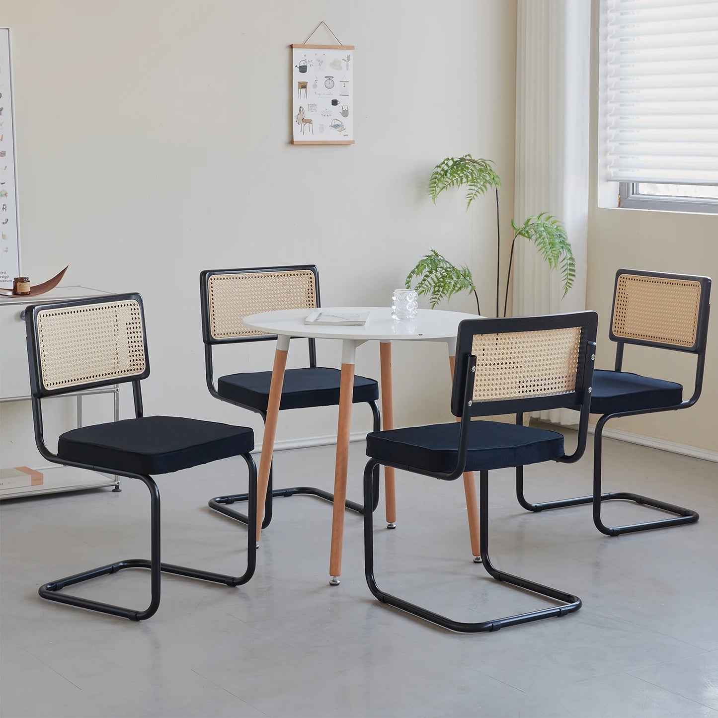 Elegantes Stuhlset mit Rattan-Rückenlehne und Metallgestell, 2er-Set - Unique Outlet