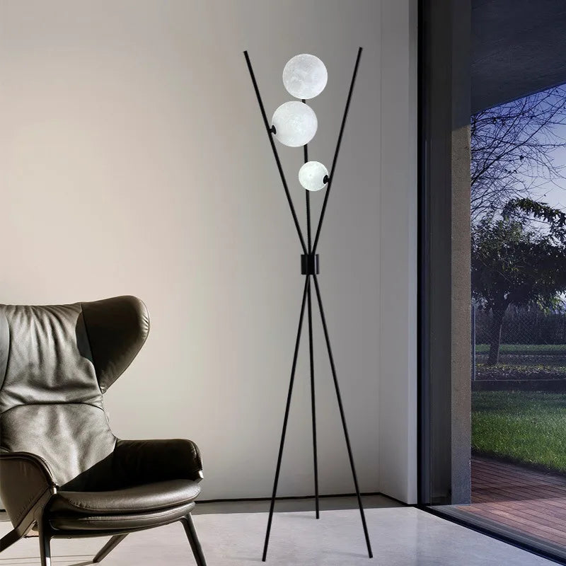 Minimalistische Dreibein-Metall-Stehlampe mit Mond-Acrylkugel für Wohnzimmer, Arbeitszimmer und Schlafzimmerbeleuchtung - Unique Outlet