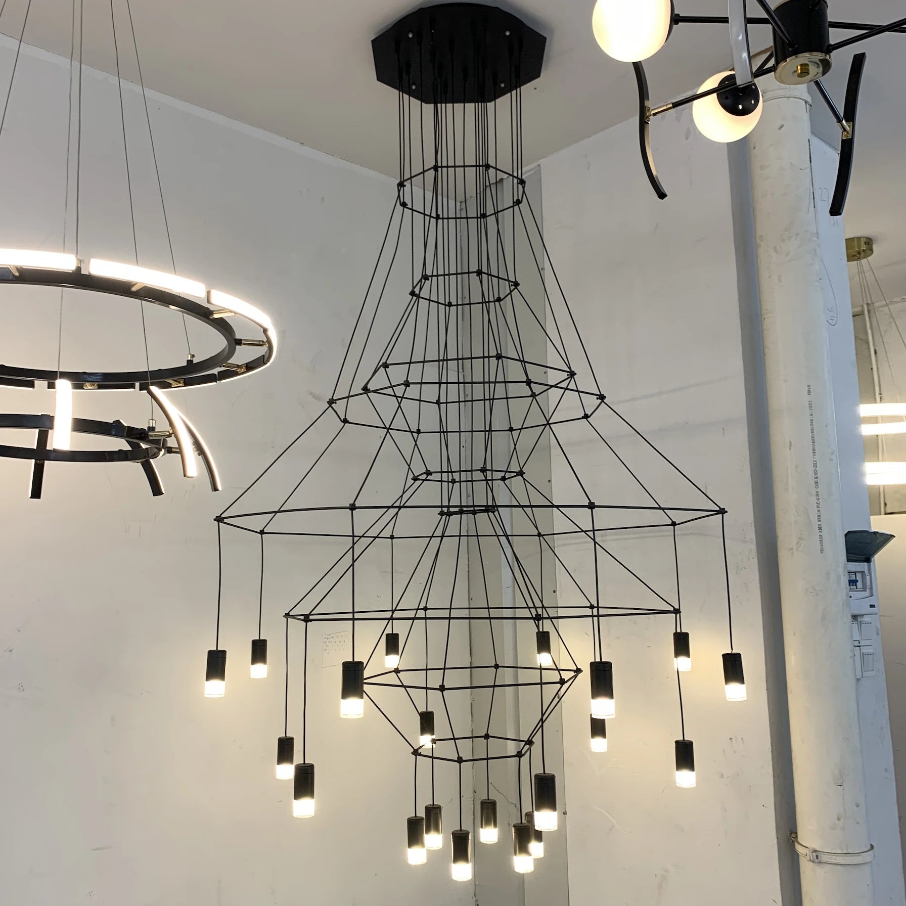 Minimalistische LED-Hängeleuchte im modernen Industriedesign - Kunstvolle Langlinien-Kronleuchter für Wohnzimmer und Treppenhaus - Unique Outlet