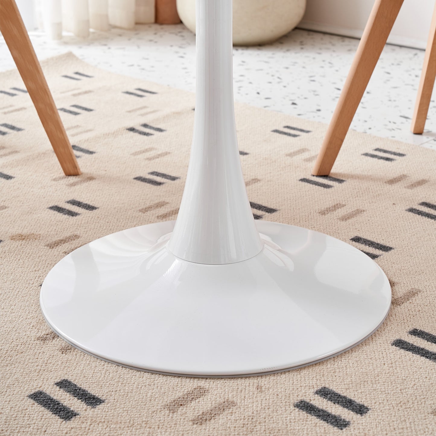 Runder Esstisch in elegantem Weiß mit nordischer Tulipentop - Unique Outlet