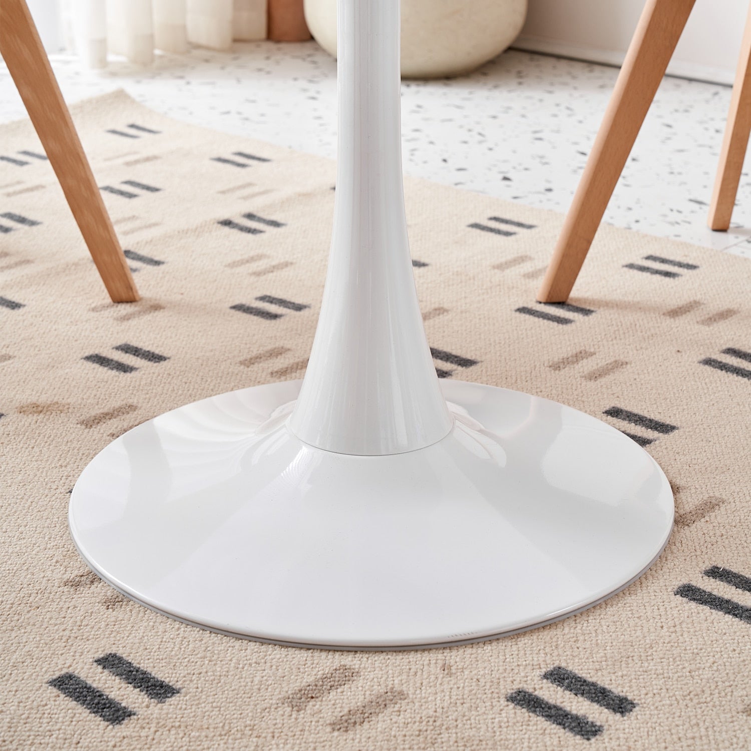Runder Esstisch in elegantem Weiß mit nordischer Tulipentop - Unique Outlet