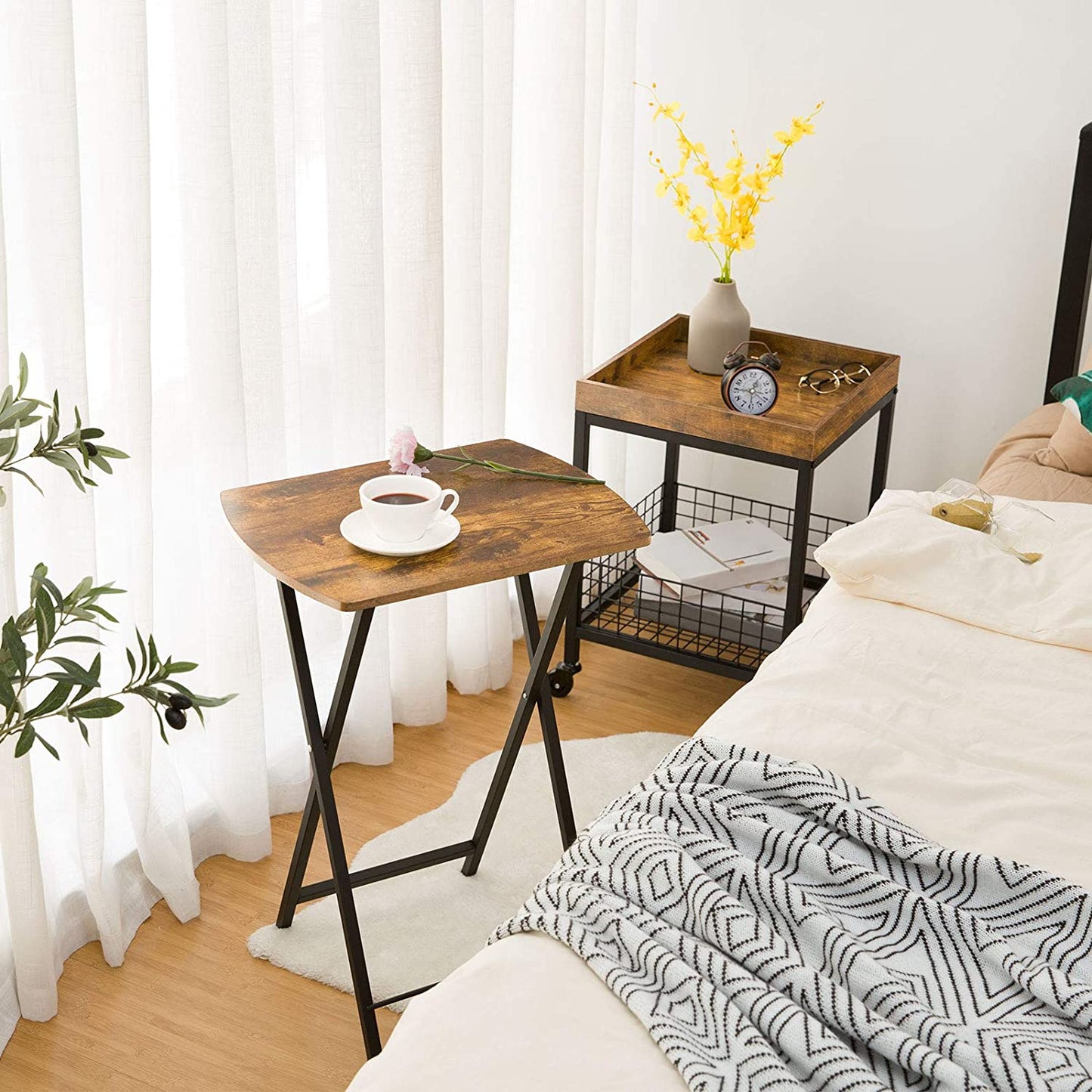 Klappbarer Beistelltisch, kleiner Sofatisch, Couchtisch, TV-Tablett im industriellen Stil, Serviertisch und Snack-Tisch für kleine Räume - Unique Outlet