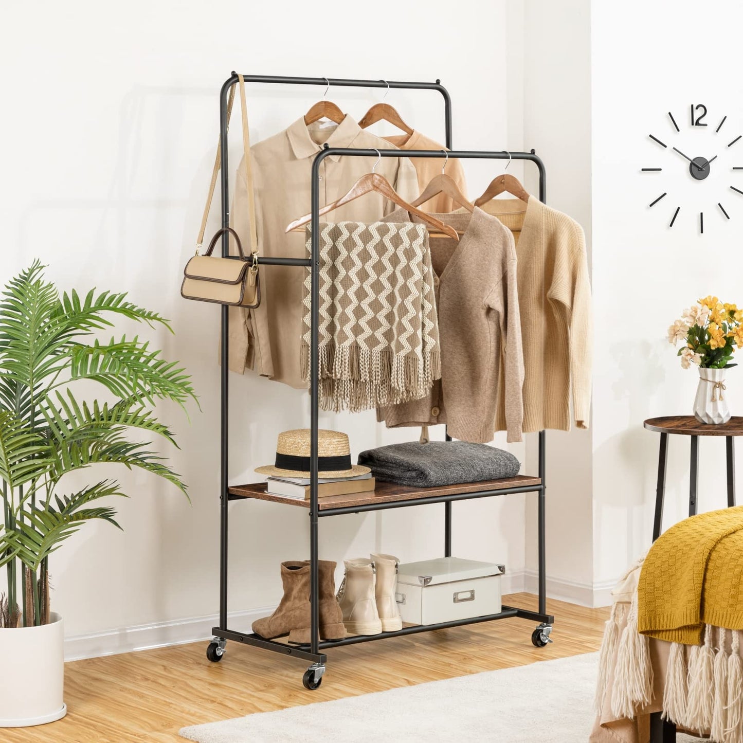Kleiderständer mit Rollen und 2 Regalfächern für Schlafzimmer - Unique Outlet