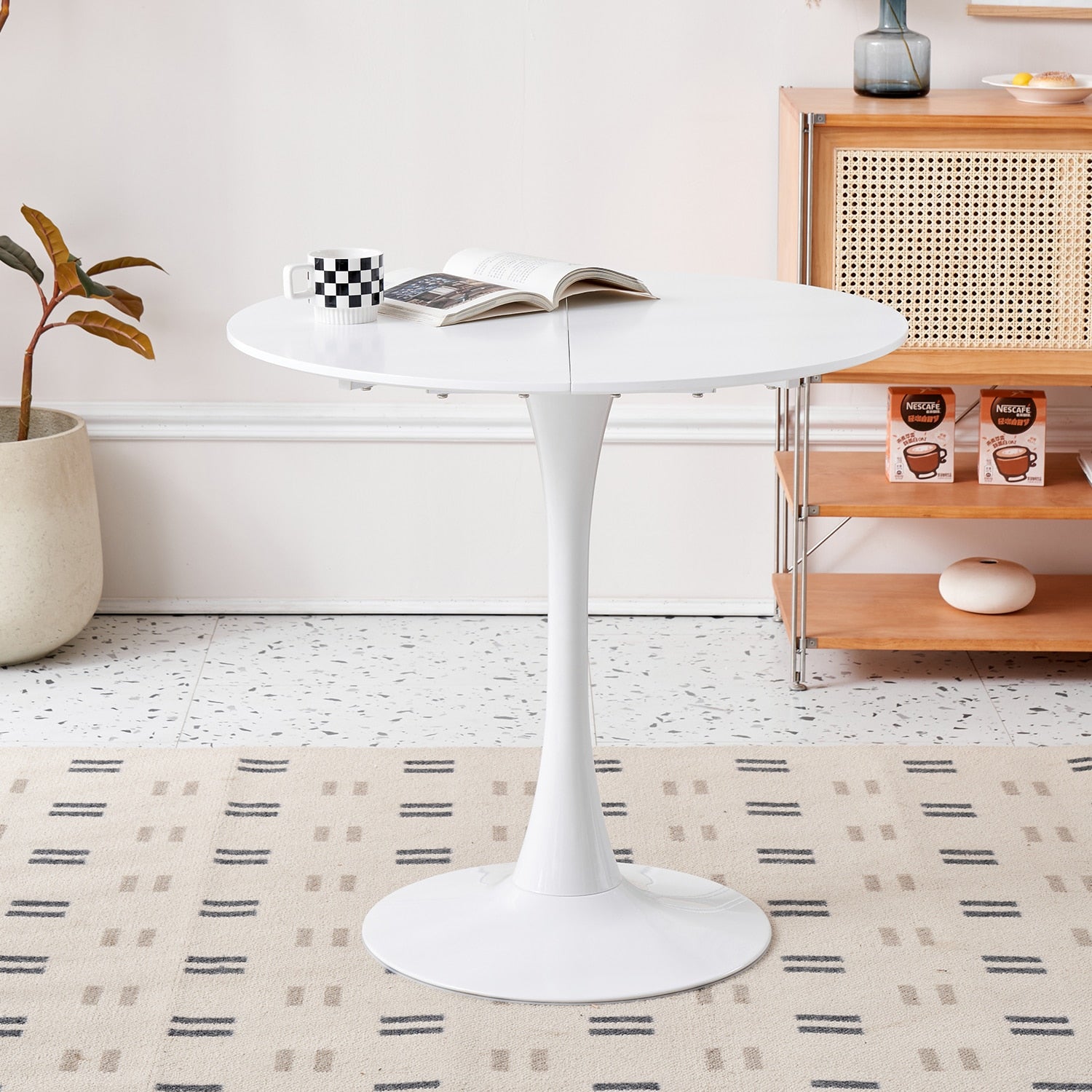 Runder Esstisch in elegantem Weiß mit nordischer Tulipentop - Unique Outlet