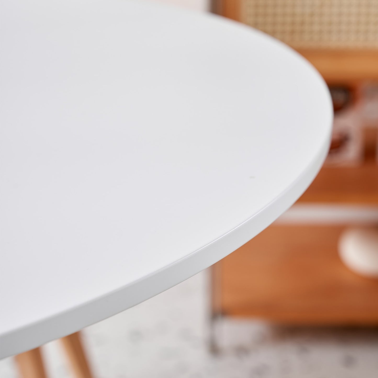 Runder Esstisch in elegantem Weiß mit nordischer Tulipentop - Unique Outlet