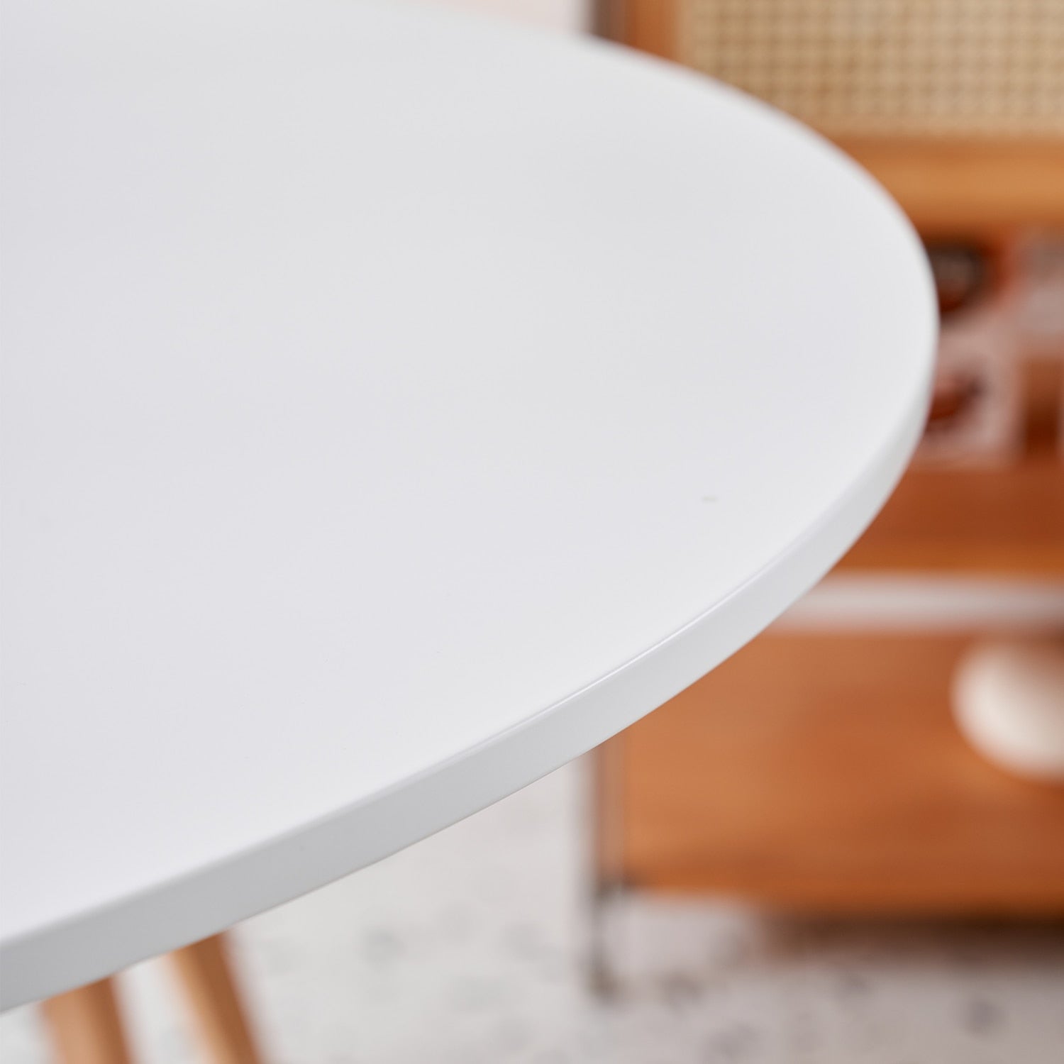 Runder Esstisch in elegantem Weiß mit nordischer Tulipentop - Unique Outlet